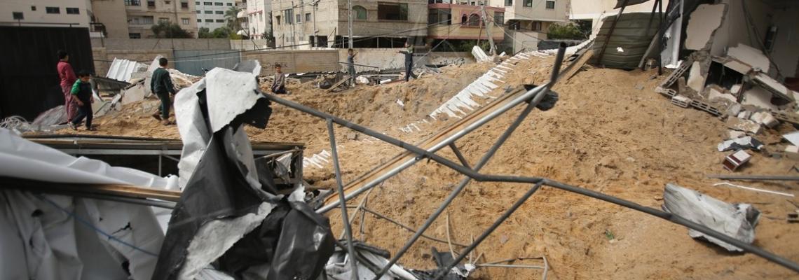 آثار القصف الإسرائيلي الذي طال منشآت مدنية ومواقع للمقاومة في غزة