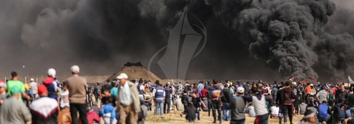 آلاف الفلسطينيين يشاركون في جمعة "الشباب الثائر" السلمية على حدود غزة