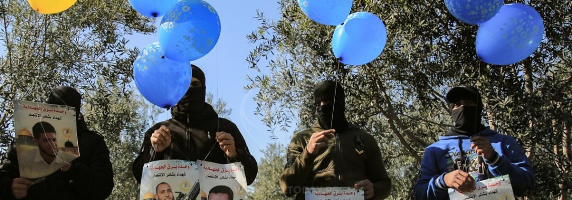 وحدة برق تطلق مجموعة من البالونات تجاه "غلاف غزة" وتحمل صور شهداء معركة بشائر الانتصار