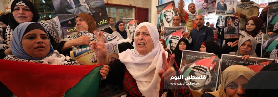 اعتصام اهالى الاسرى امام مقر الصليب الاحمر بمدينة غزة