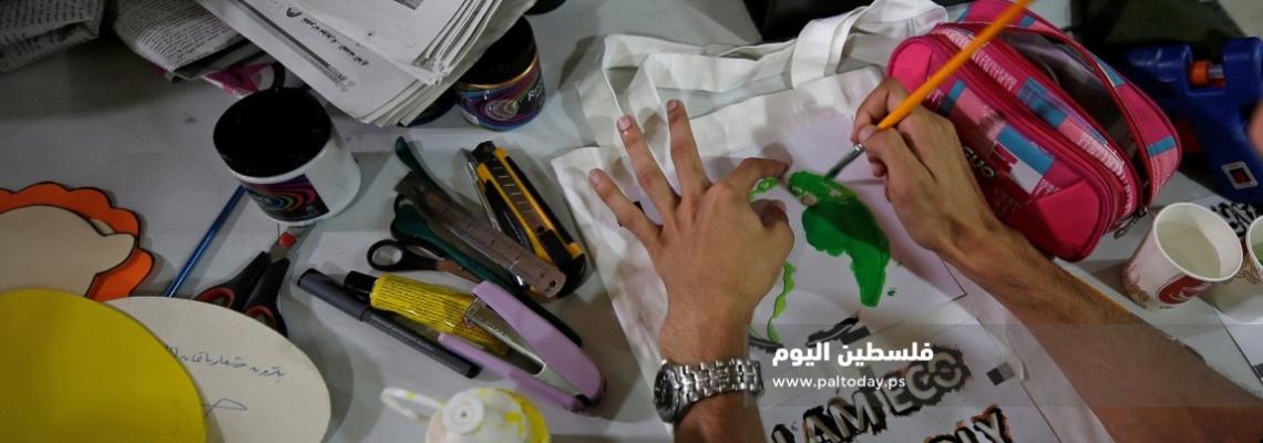 شباب غزة يبيعون أكياساً من القماش المُعاد تدويره في مسعى للحدّ من التلوث
