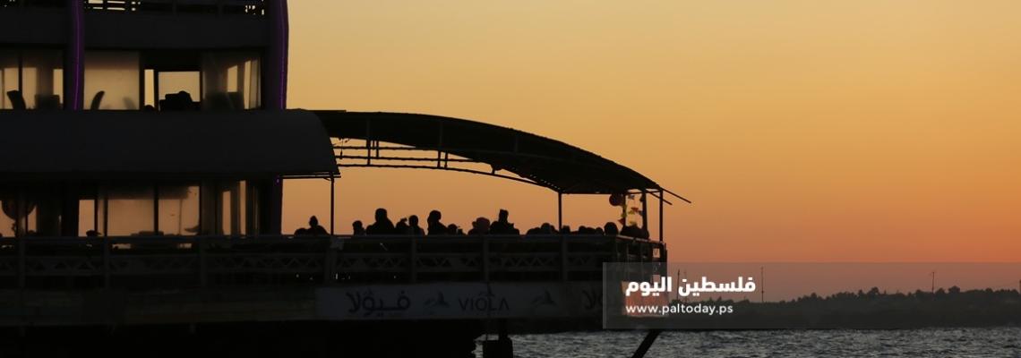 غروب الشمس على شاطئ بحر مدينة غزة