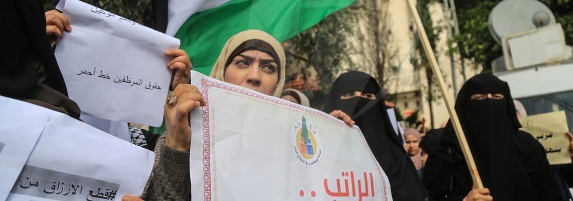 نقابة الموظفين بغزة تنظم مسيرة حاشدة بعد دعوتها للنفير رفضاً لتجاهل حكومة التوافق لحقوق الموظفين