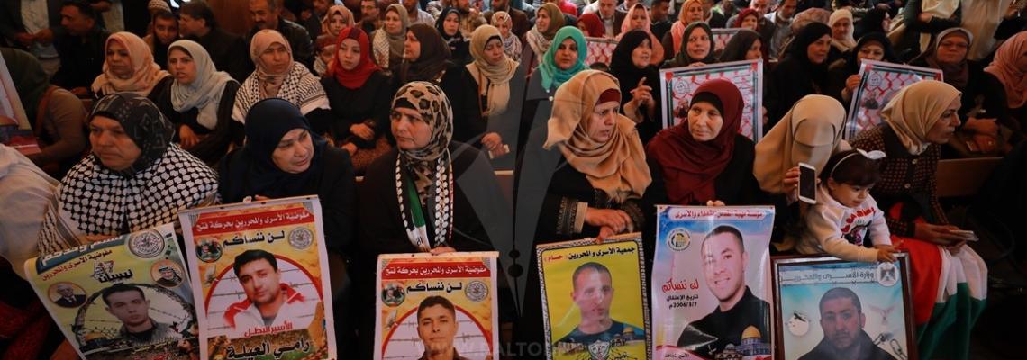 اعتصام اهالى الاسرى امام مقر الصليب الاحمر بمدينة غزة