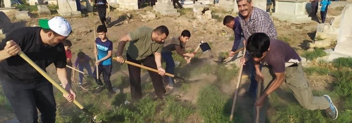 تنظيف مقبرة حي الشجاعية شرق غزة ضمن مبادرة تنفذها بلدية غزة