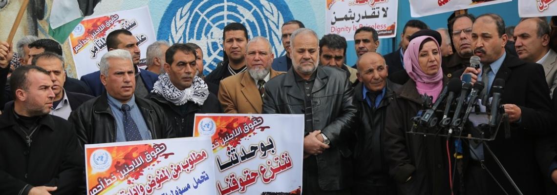 وقفة للفصائل الفلسطينية امام مقر الاونروا بغزة رفضاً للتقليصات الامريكية
