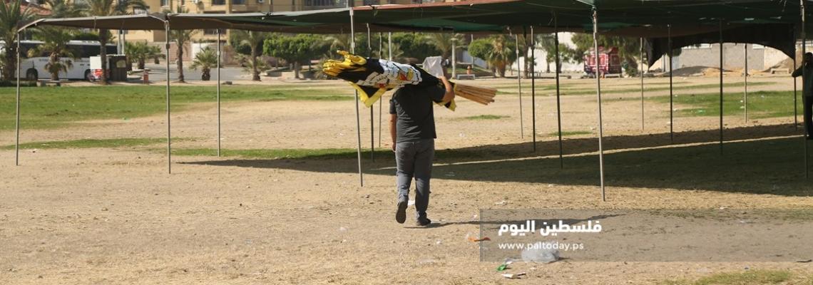 استعدادات لإتمام الترتيبات الخاصة بعزاء الدكتور رمضان شلح بساحة الكتيبة بغزة