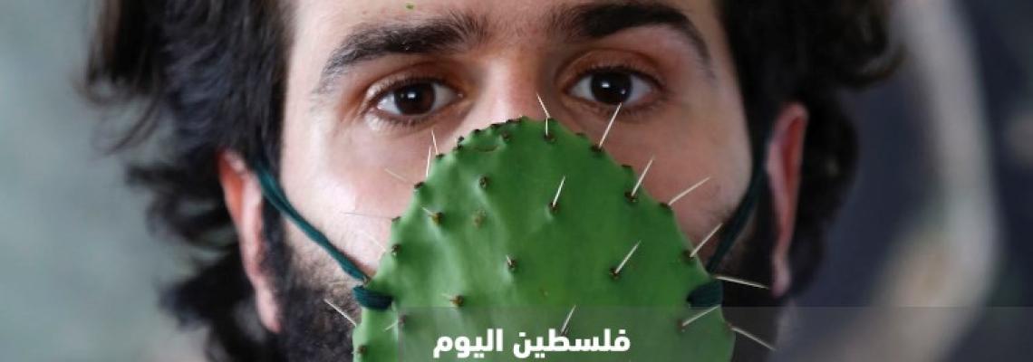 الفنان أحمد ياسين يشكل من ألواح الصبر قناعاً في إطار توعوي لإبراز أهمية قناع الوجه وسط انتشا