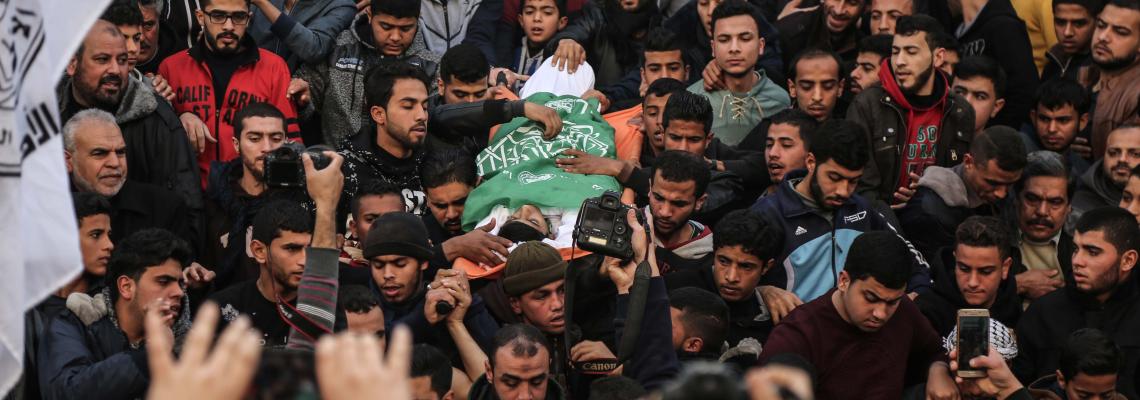 جماهير غفيرة في غزة تشيع جثمان الشهيد الفتى أبو مساعد