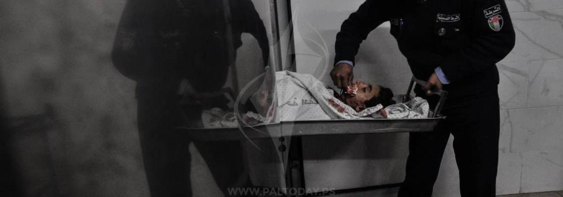 مواطنون يودعون الشهيد الطفل حسن شلبى 14 عام في مستشفى ناصر بمدينة خانيونس