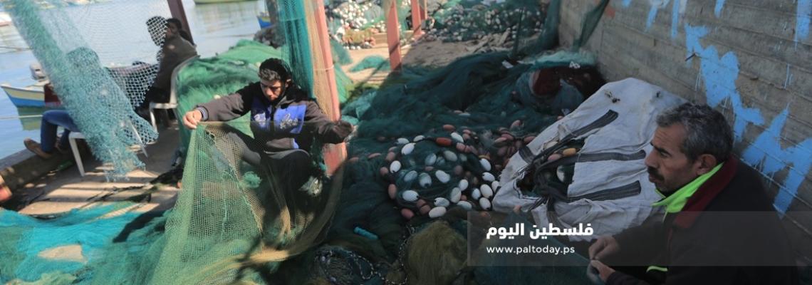 صيادون من غزة يجهزون شباكهم ومعداتهم للصيد