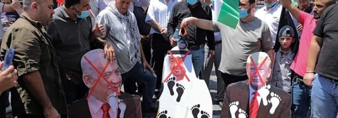 فلسطينيون يحرقون صور محمد بن زايد خلال مظاهرات بالضفة الغربية احتجاجاً على اتفاق التطبيع بين الامارات و الاحتلال