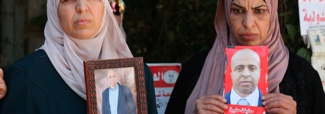  البيرة - فلسطينيون يتضامنون مع الأسرى المضربين عن الطعام في سجون الاحتلال امام مقر الصليب الأحمر