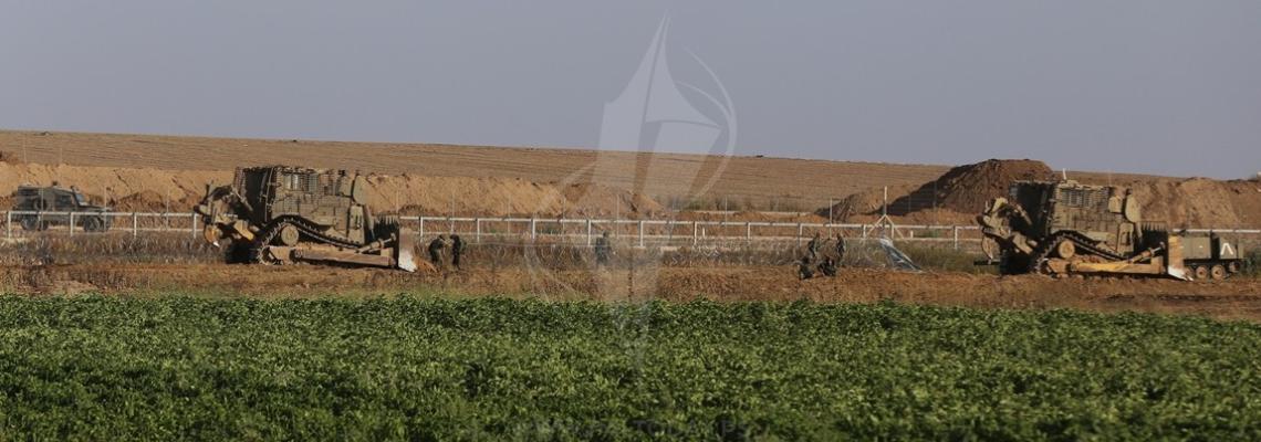 آليات الاحتلال تتوغل شرق غزة وتضع أسلاك شائكة للتصدي لمسيرة العودة