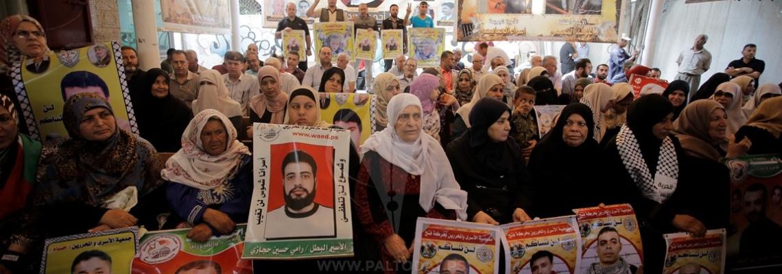 اعتصام اهالى الاسرى امام مقر الصليب الاحمر بمدينة غزة
