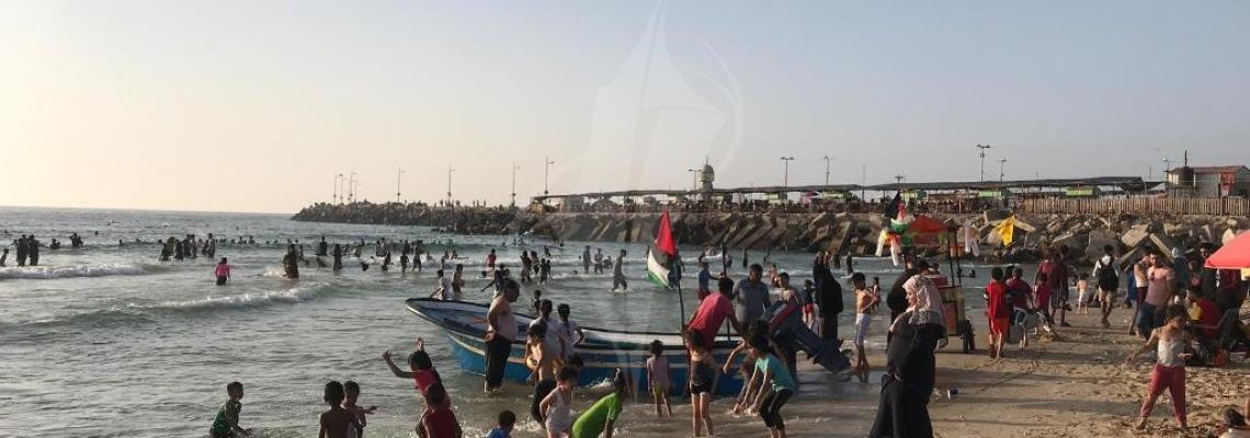 مواطنون يستجمون في بحر غزة هربًا من ارتفاع درجات الحرارة.