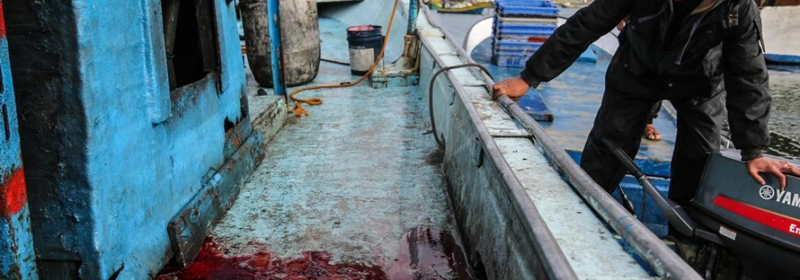 آثار الدماء والدمار على مركب الشهيد الذي استهدفته قوات الاحتلال الليلة