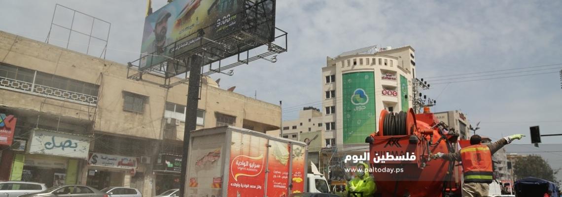 هيئة مسيرات العودة وبلدية غزة يشرعان بتعقيم شوارع مدينة غزة