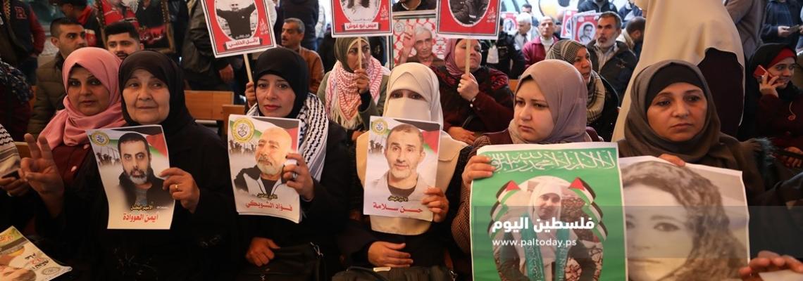 اعتصام اهالى الاسرى امام مقر الصليب الاحمر بمدينة غزة