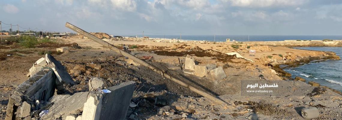 آثار الدمار الذي خلفه قصف طائرات الاحتلال لميناء خانيونس جنوب قطاع غزة.