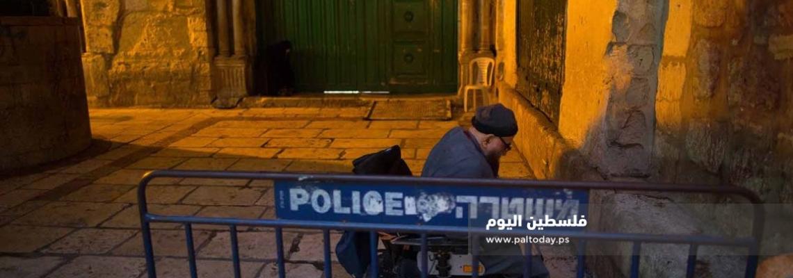  القدس - مواطنون يصلون في ليلة القدر أمام باب السلسلة أحد أبواب المسجد الاقصى المغلق بأمر من دائرة الاوقاف الاسلامية منذ حوالي شهرين بسبب جائحة كورونا.