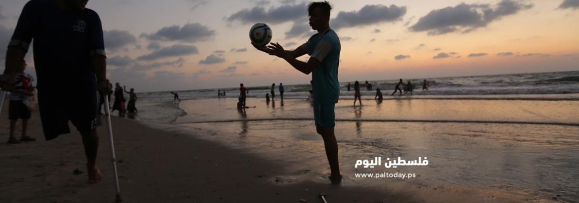 جريحان غزيان يمارسان التمارين الرياضية على شاطئ بحر غزة