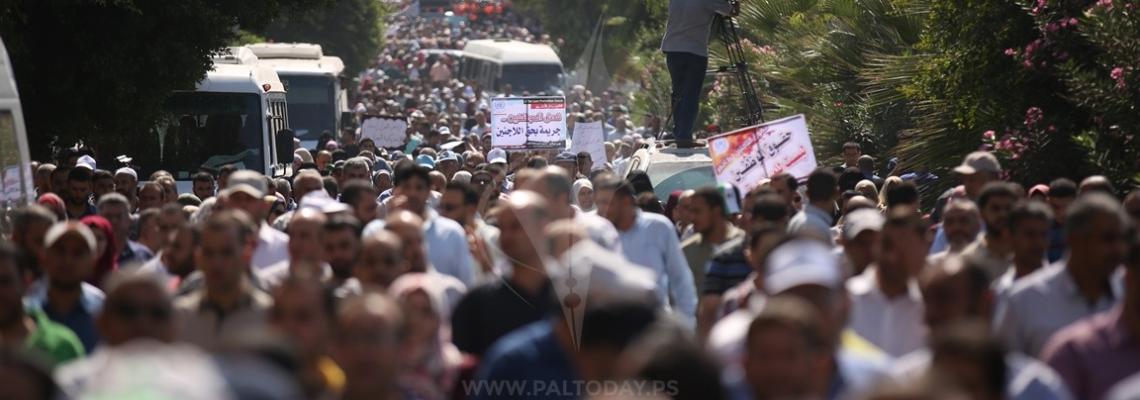آلاف الموظفين واللاجئين يشاركون في مسيرة ضد تقليصات وإجراءات الأونروا