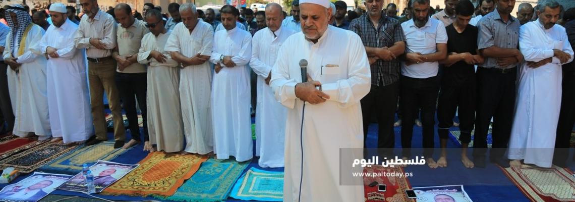 الجهاد الاسلامي تؤدي صلاة الجمعة أمام مقر الصليب الاحمر في غزة نصرة للأسرى المضربين عن الطعام