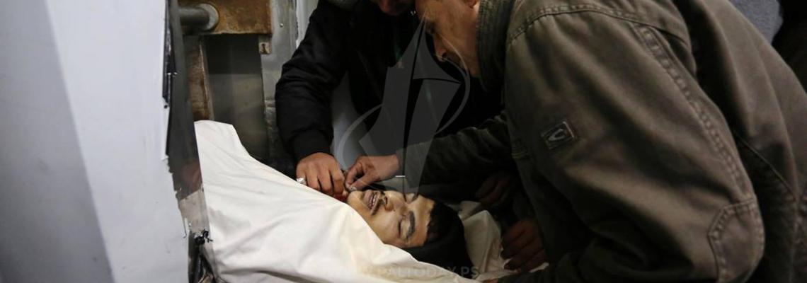 من وداع الشهيد محمود العبد النباهين الذي استشهد جراء قصف إسرائيلي لنقطة الضبط الميداني شرق مخيم البريج