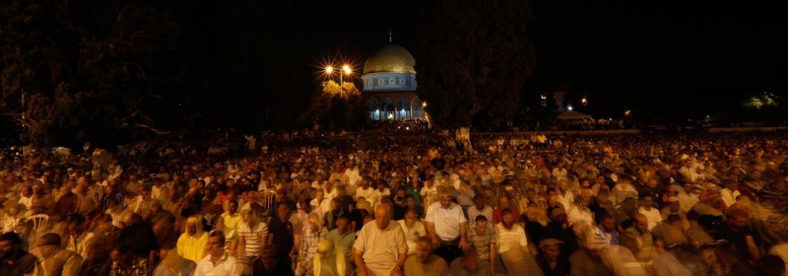 القدس - عشرات الآلاف يحيون ليلة القدر في المسجد الاقصى‎ المبارك.