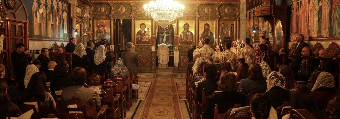 المسيحيون الأرثوذكس اليونانيون الفلسطينيون يحضرون القداس في كنيسة القديس بورفيريوس في مدينة غزة