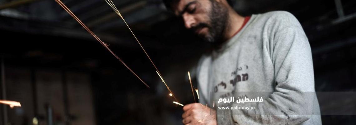 رغم مرضه المزمن .. حداد غزي يبدع فى تحويل" الخردة " لأشكال فنية  