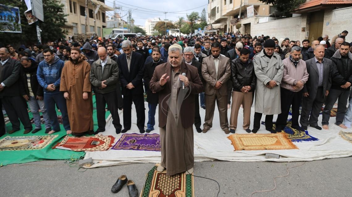 بالصور:حركة الجهاد تقيم صلاة الجمعة قبالة الصليب الأحمر بغزة دعماً للأأسرى المضربين