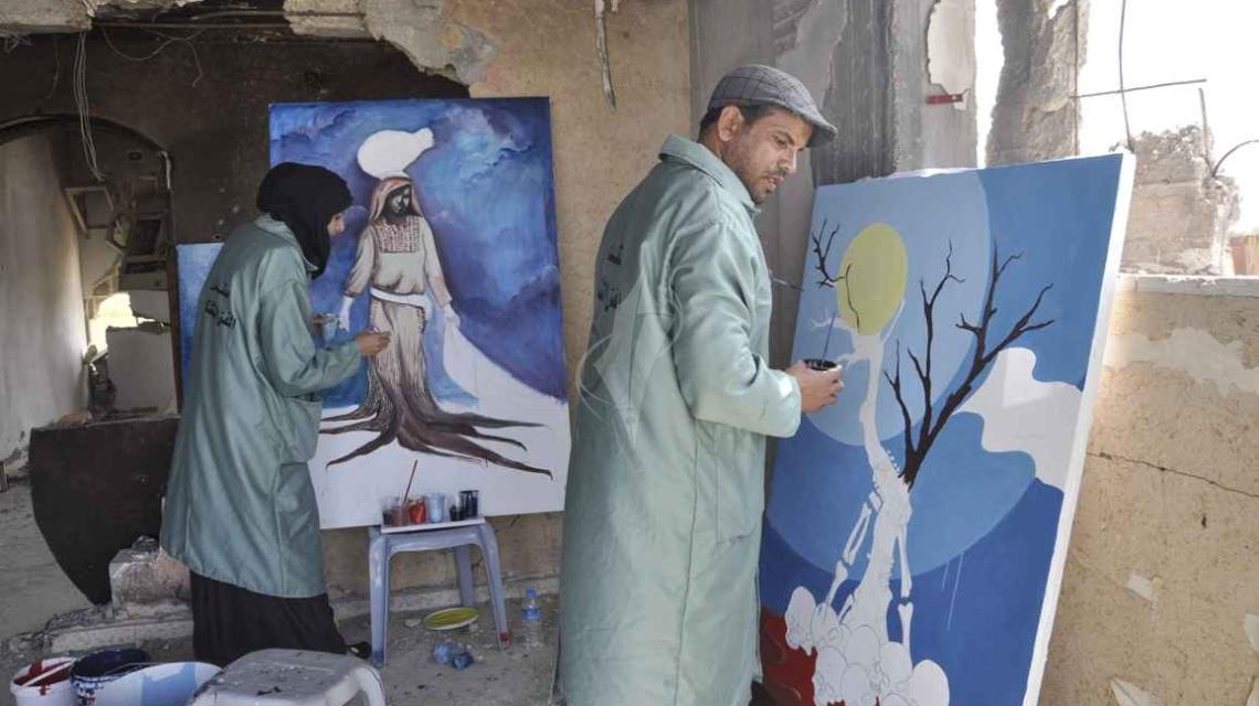 منتدى الفن التشكيلي ينظم تضاهرة فنية في ذكرى يوم الأرض على ركام بيوت خزاعة المدمرة
