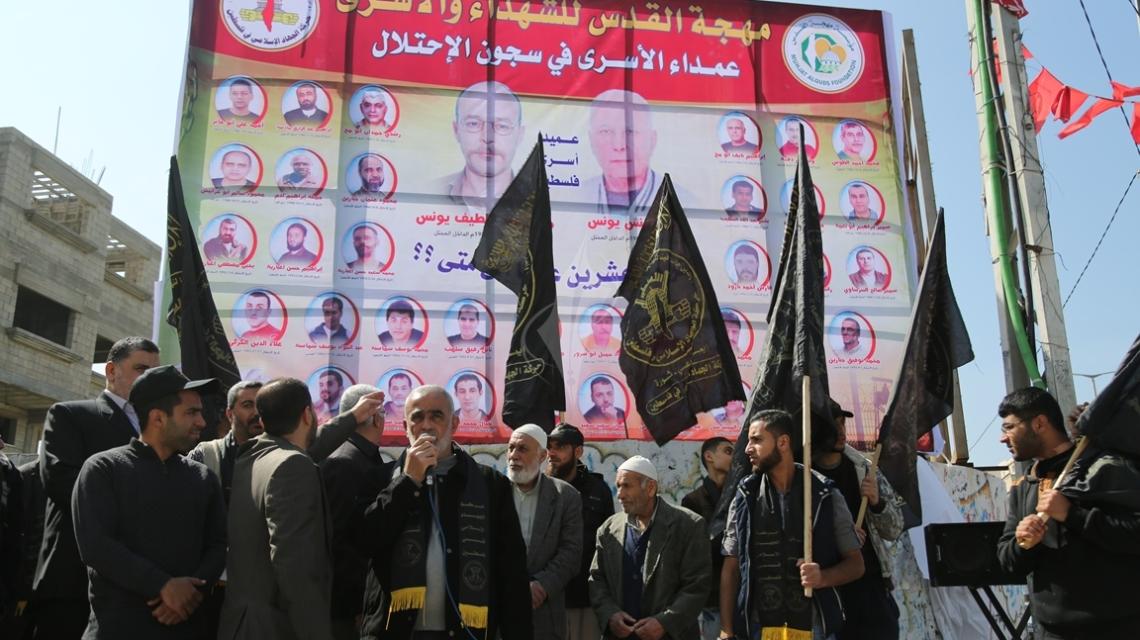 بالصور :مهجة القدس تفتتح جدارية  للاسرى الذين امضوا أكثر من 20عاماً فى سجون الاحتلال بغزة