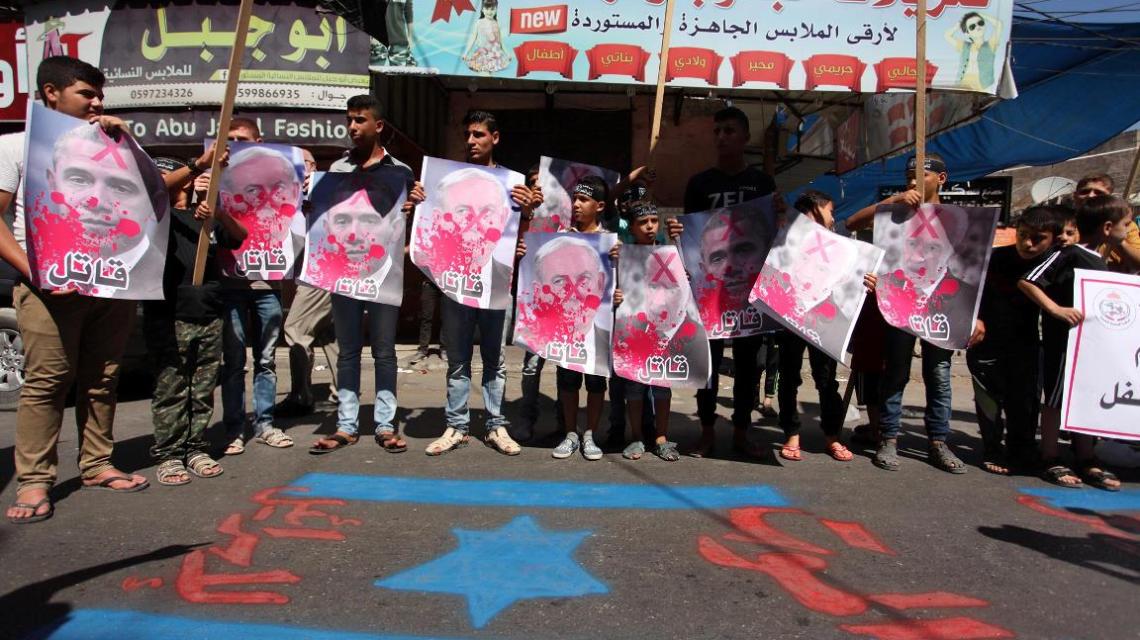 بالصور:مواطنون غاضبون يحرقون صور نتنياهو واوباما وبيرس بالتزامن مع جنازة الاخير