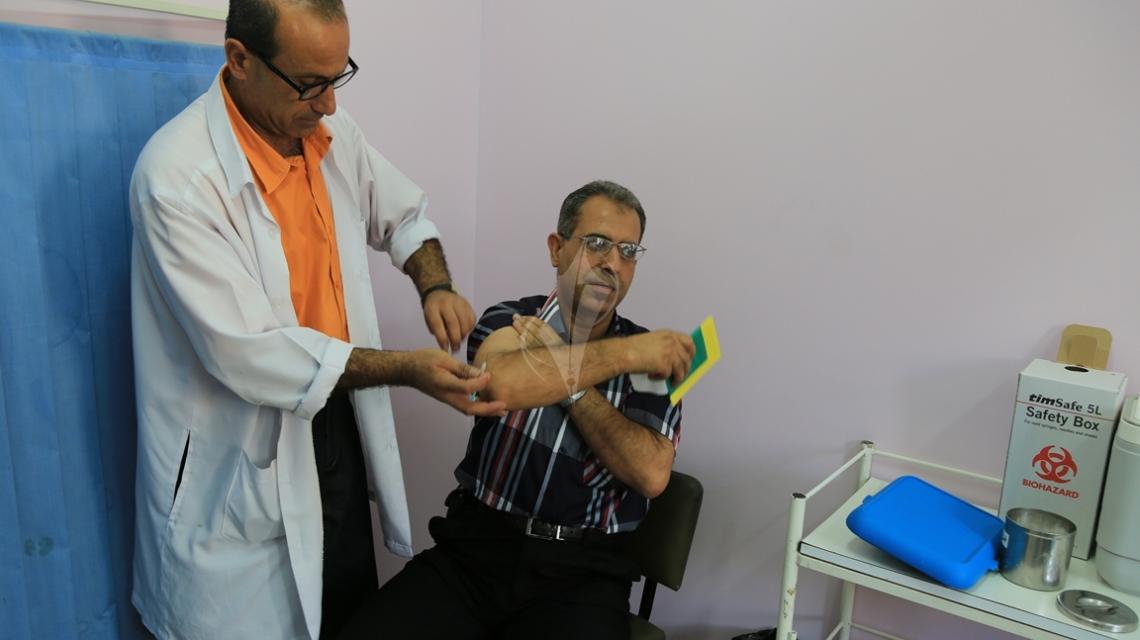 بالصور :بدء تطعيم حجاج غزة