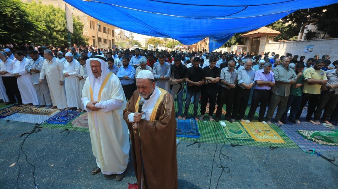 بالصور:الجهاد تُقيم صلاة الجمعة أمام مقر الصليب الأحمر بغزة تضامناً مع علان