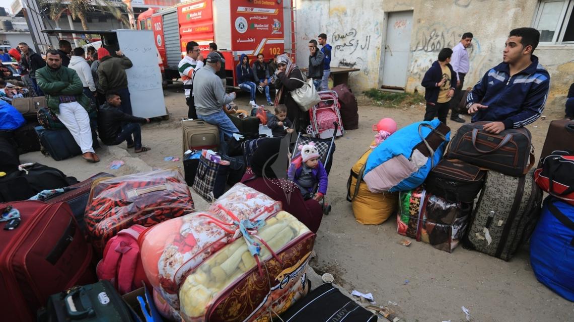 بالصور:مسافرون غزيون يغادرون مع صالة ابو يوسف النجار باتجاه المعبر بعد فتحه استثنائياً