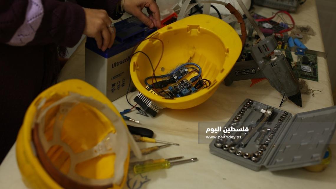 فتاة من غزة تبتكر قبعة ذكية مكيفة لخدمة ذوي الإحتياجات الخاصة