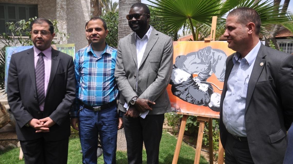 بالصور:معرض فني للرسم نظمه الصليب الأحمر بغزة عن احترام المهام الطبية