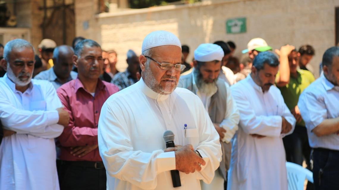 بالصور:الجهاد الإسلامي تقيم صلاة الجمعة أمام مقر اللجنة الدولية للصليب الأحمر بغزة دعماً وإسناداً للشيخ خضر عدنان