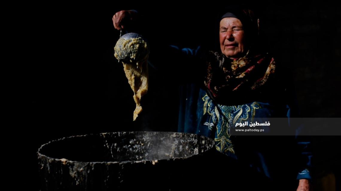 أم كمال بواطنة (72 عاما) تعمل في طبخ الصابون البلدي، منذ اربعين عاماً