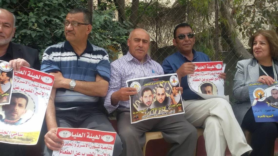 بالصور: الأعتصام الأسبوعي لأهالي الأسرى أمام الصليب الأحمر بمدينة البيرة