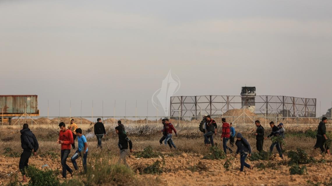 بالصور:مواجهات عنيفية بين الشبان الفلسطينيين وقوات الاحتلال في المنطقة التي يدعي جيش الاحتلال العثور على نفق فيها شرق خانيونس