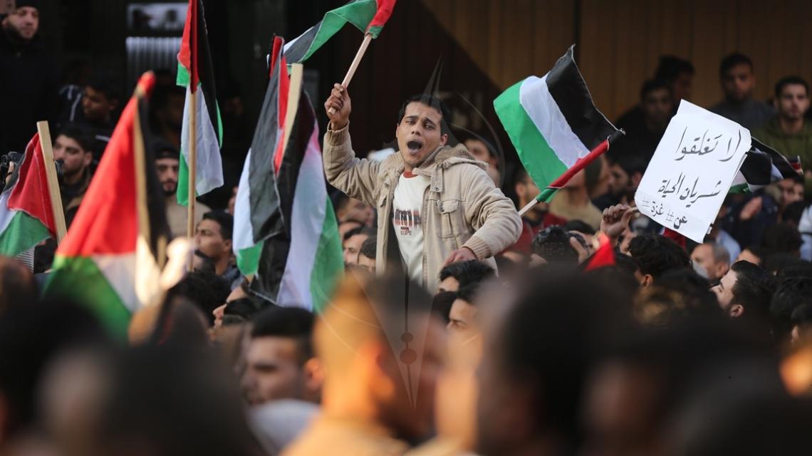 مئات الغزيين يخرجون في مسيرات احتجاجاً على تردي أوضاع القطاع