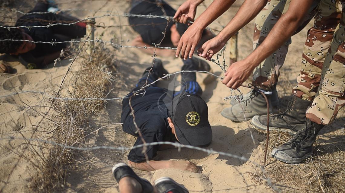 بالصور: أشبال مخيمات "القدس قبلة جهادنا الصيفية" يخوضون تدريبات عسكرية  في غزة