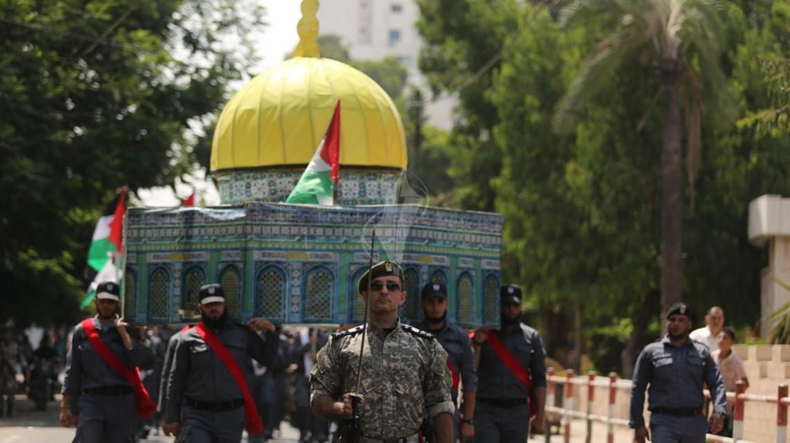 بالصور: الداخلية بغزة تُنظم استعراضاً عسكرياً تضامناً مع المسجد الأقصى