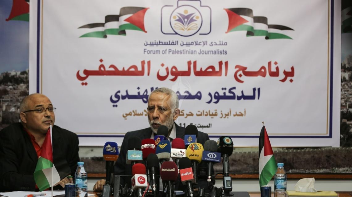 بالصور:د. محمد الهندي خلال حلقة نقاش ضمن برنامج الصالون الصحفي الذي ينظمه منتدى الإعلاميين الفلسطينيين"
