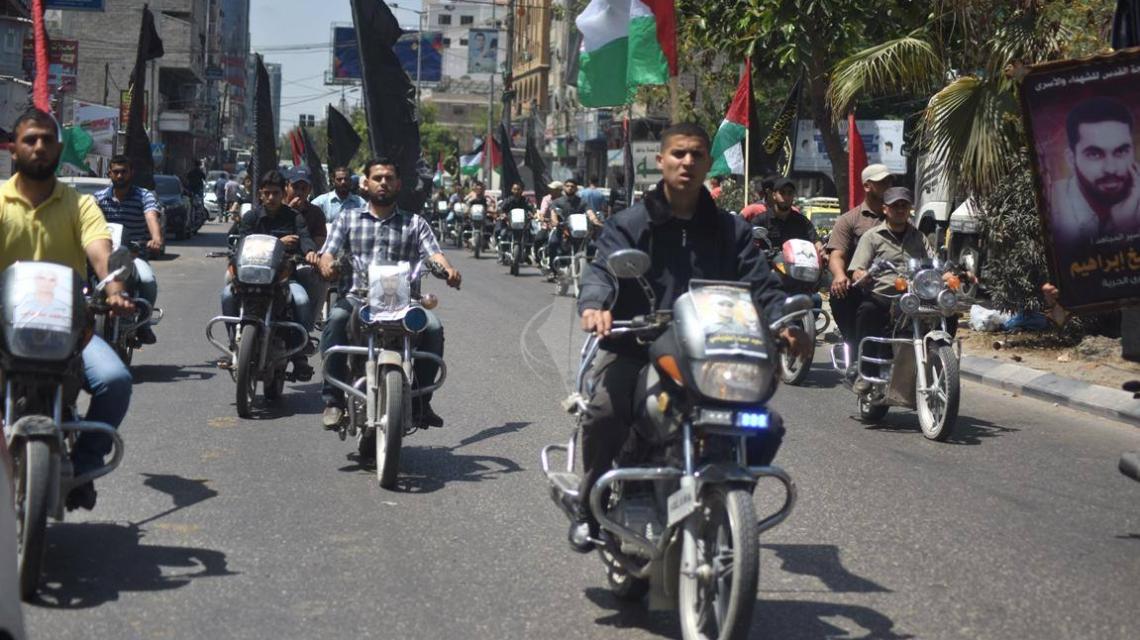 بالصور : الجهاد تنظم مسيرة "دراجات نارية " دعماً للأسرى
